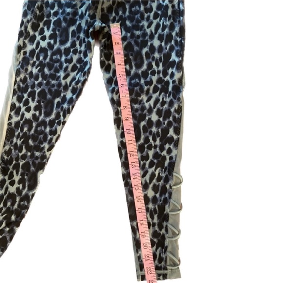 Victoria’s Secret Sport Leggings Lace Up Mesh Leg Blue Green Leopard Size 6 - Picture 4 of 7